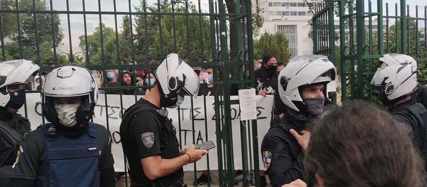 Ποτοαπαγόρευση εν καιρώ Covid-19: Κατάσχεσαν τζιν & βότκες στο ΑΠΘ - Αστυνομικοί: «Γίναμε σεκιούριτι των παν/μίων»